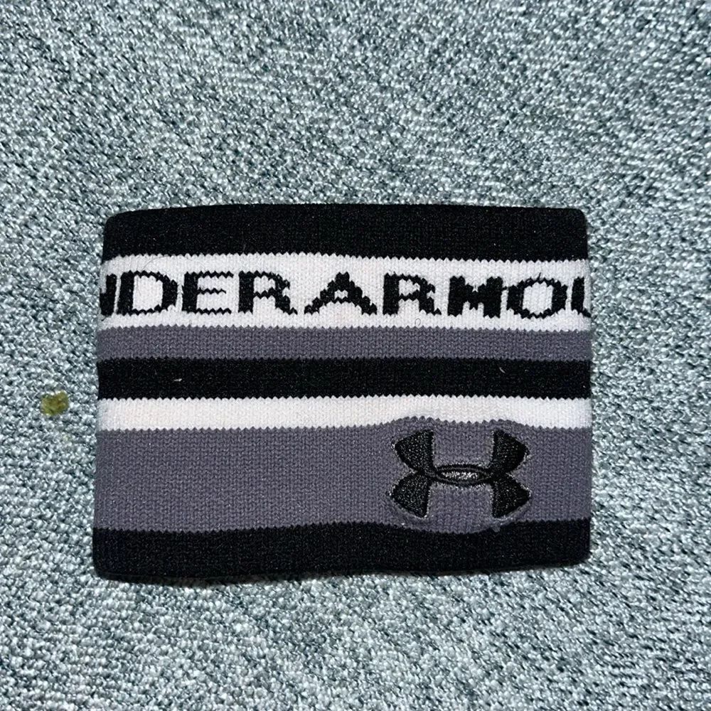 One (1) Under Armour stretch wristband Grey white Black Tennis Pickleball Sports